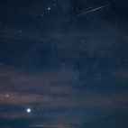 Jupiter und Saturn mit Sternschnuppe über dem Mangfallgebirge. Foto: Franz Weise
